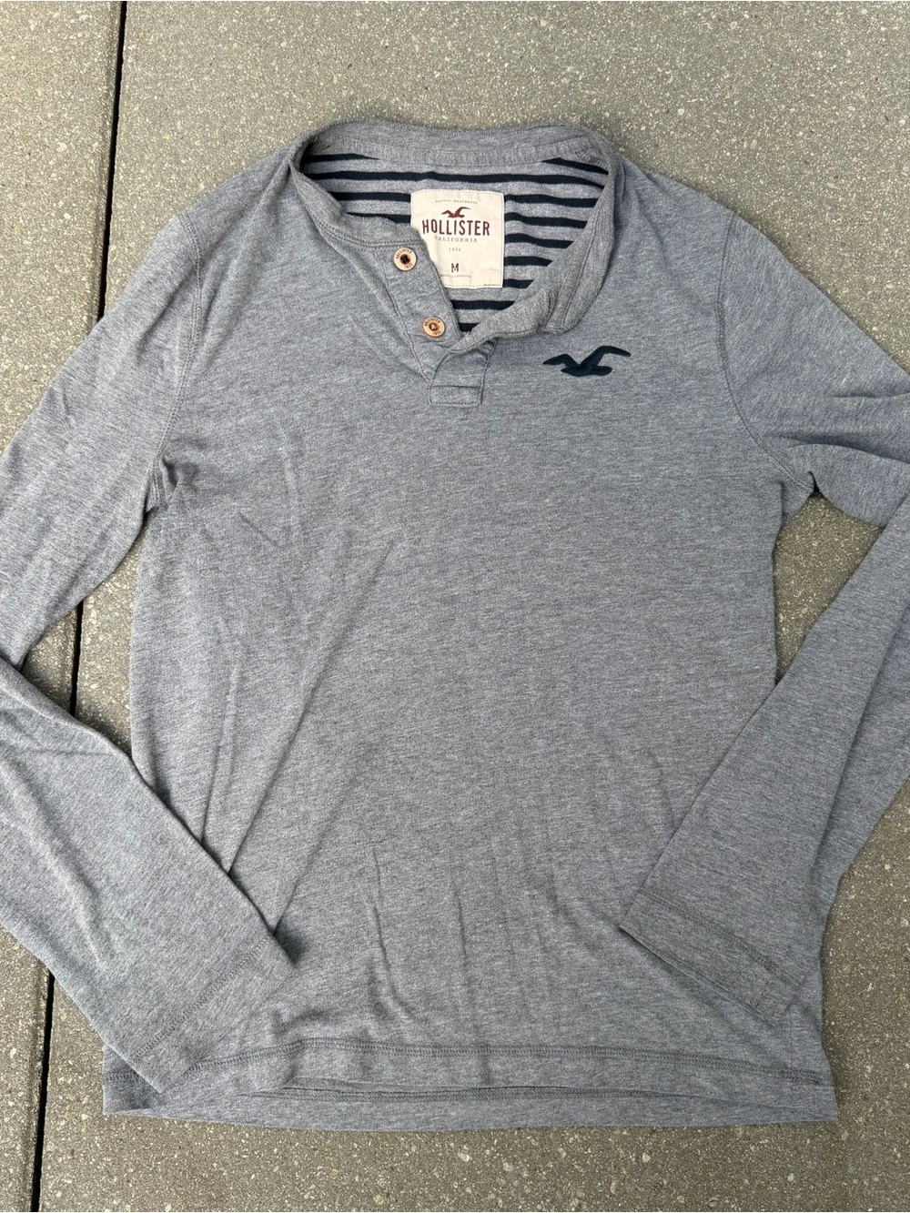 Hollister Men’s M Gray Henley Pacific Merchants Long Sleeve Logo Shirt